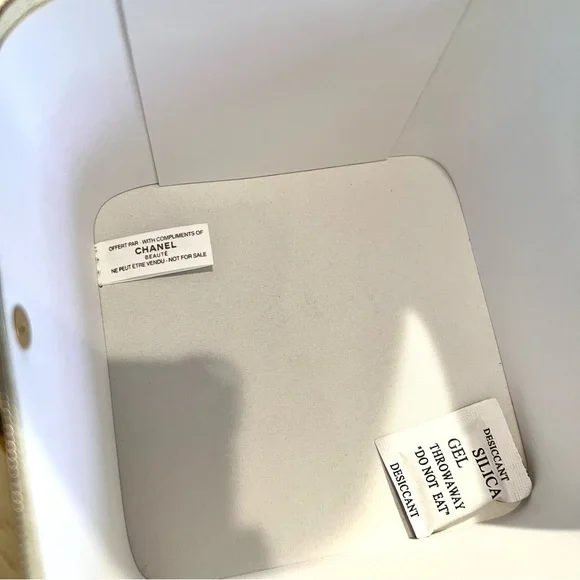 CHANEL Cream and Gold Cosmetic Vanity Bag with Crossbody Chain - Picture 8 of 14